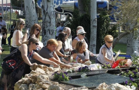 ep familiares de las victimas del accidente de spanair rinde homenaje a los fallecidos en el decimo