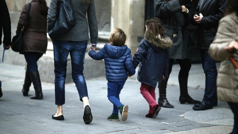 EUROPA PRESS - Archivo ep gente paseando paseo caminando andando familia ninos nino hermanos padre 20190323113302