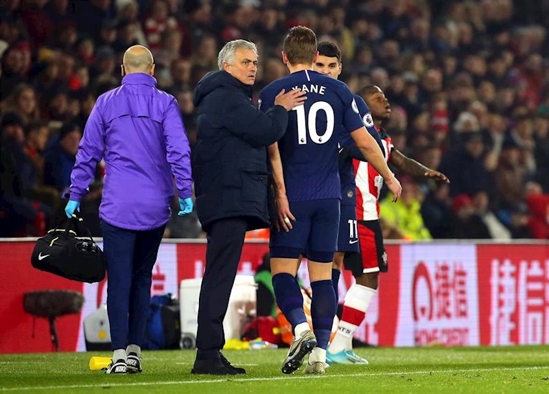 ep harry kane lesionado y su tecnico jose mourinho en un partido con el tottenham