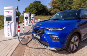 ep imagen de un coche electrico recargandose