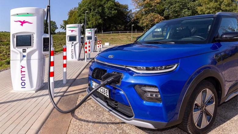 Imagen de un coche eléctrico recargándose. | HYUNDAI ep imagen de un coche electrico recargandose