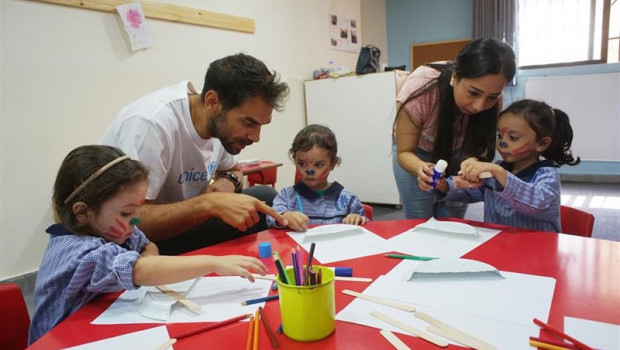 ep jugadorbalonestoembajadorunicef espana jose manuel calderon ayudacolorearunas ninaslibano