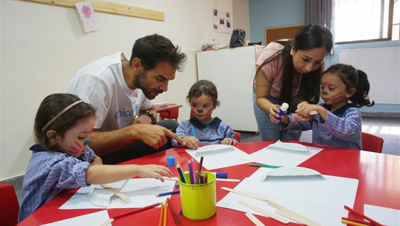 El jugador de balonesto y embajador de UNICEF España José Manuel Calderón ayuda a colorear a unas niñas en Líbano | UNICEF ep jugadorbalonestoembajadorunicef espana jose manuel calderon ayudacolorearunas ninaslibano