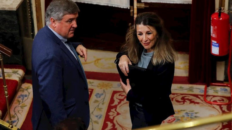 La ministra de Trabajo, Yolanda Díaz, junto al diputado del PNV Iñigo Barandiaran, en el Congreso | Pool ep la ministra de trabajo yolanda diaz junto al diputado del pnv inigo barandiaran en el congreso