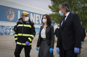 ep la presidenta de la comunidad de madrid isabel diaz ayuso habla con un militar de la ume y con