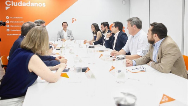 ep liderciudadanos albert rivera preside la reunioncomite permanentepartidosu sede aizquierda la portavozla ejecutivasecretariaformacioncs ines arrimadas entremiembrospartido