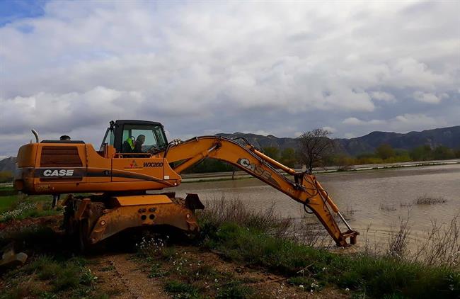 Maquinaria de la DPZ trabaja para proteger los municipios de la riada del Ebro. | DIPUTACIÓN PROVINCIAL DE ZARAGOZA ep maquinariala dpzpara protegermunicipiosla riadaebro