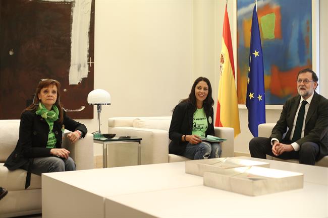 Rajoy recibe a una representación del colectivo de las camareras de piso | EUROPA PRESS ep rajoy recibeuna representacioncolectivolas camareraspiso