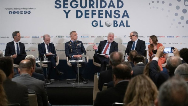 ep representantes de indra gmv ministerio de defensa navantia y escribano de izquierda a derecha en