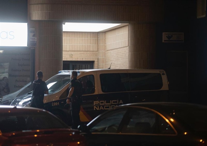 ep un furgon policial delante del portal del edificio en el que han tenido lugar los hechos