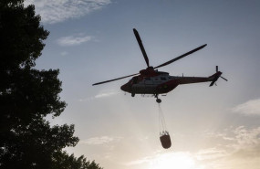 ep un helicoptero trabaja en las labores de extincion del incendio a 12 de agosto de 2025 en tres