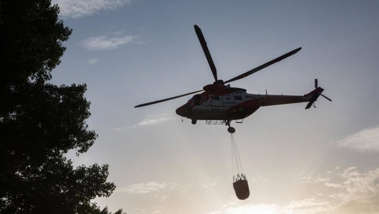 ep un helicoptero trabaja en las labores de extincion del incendio a 12 de agosto de 2025 en tres