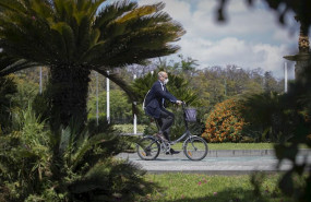 ep un hombre circula en bicicleta protegido con mascarilla durante el dia 39 del estado de alarma en