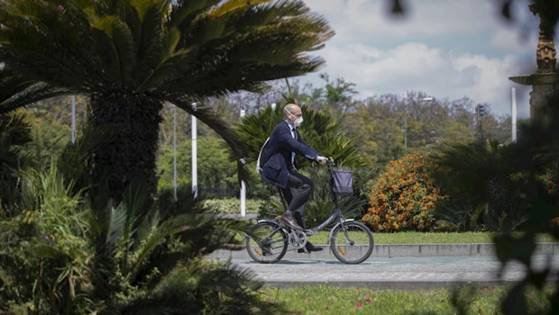 ep un hombre circula en bicicleta protegido con mascarilla durante el dia 39 del estado de alarma en