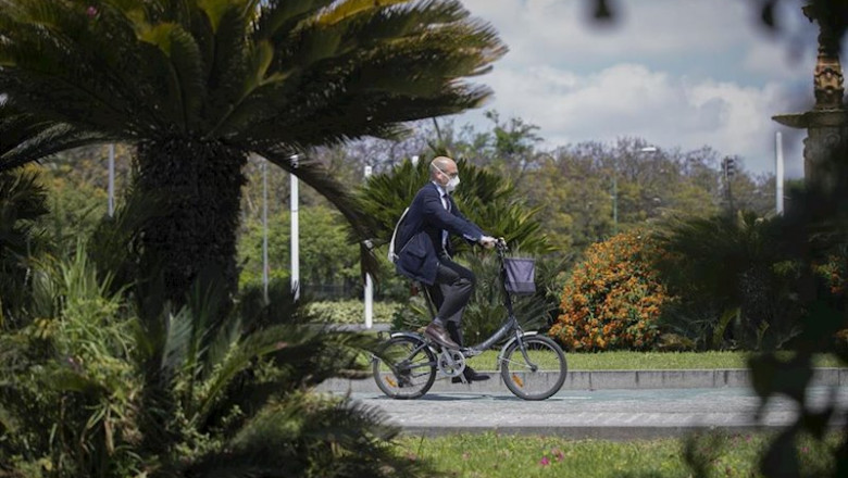 ep un hombre circula en bicicleta protegido con mascarilla durante el dia 39 del estado de alarma en ep un hombre circula en bicicleta protegido con mascarilla durante el dia 39 del estado de alarma en