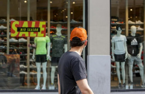 ep un hombre mira el escaparate de una tienda abierta durante la fase 1 de la desescalada en madrid