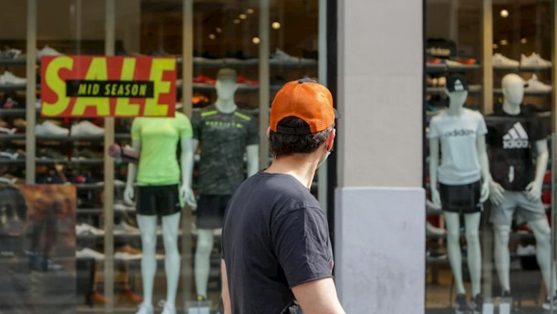 ep un hombre mira el escaparate de una tienda abierta durante la fase 1 de la desescalada en madrid