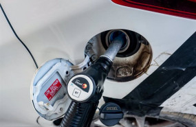 ep un manguera de diesel reposta combustible en un vehiculo