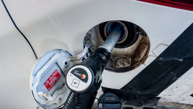 ep un manguera de diesel reposta combustible en un vehiculo