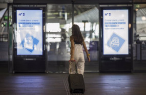 ep una mujer con equipaje en la estacion de tren de santa justa de sevilla