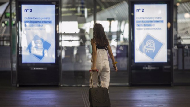 ep una mujer con equipaje en la estacion de tren de santa justa de sevilla