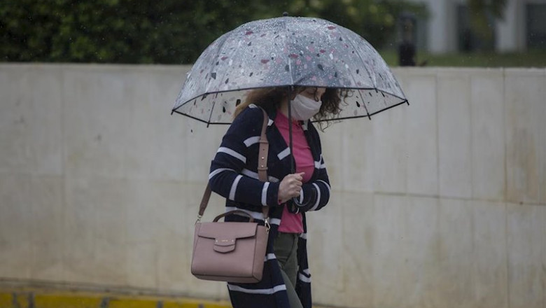 ep una mujer con paraguas y mascarilla durante la alerta amarilla por lluvia ep una mujer con paraguas y mascarilla durante la alerta amarilla por lluvia