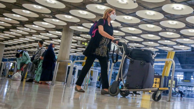 ep una pasajera camina por las instalaciones de la t4 del aeropuerto adolfo suarez madrid-barajas en