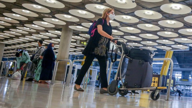 ep una pasajera camina por las instalaciones de la t4 del aeropuerto adolfo suarez madrid-barajas en ep una pasajera camina por las instalaciones de la t4 del aeropuerto adolfo suarez madrid-barajas en