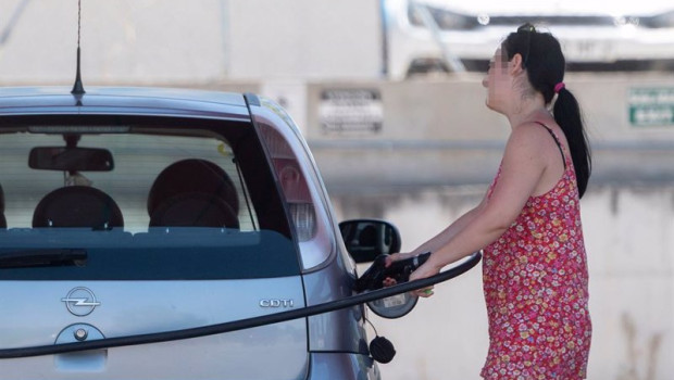 ep una pasajera reposta en una gasolinera