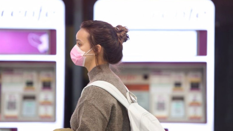 ep una viajera con mascarilla en la estacion de atocha ep una viajera con mascarilla en la estacion de atocha