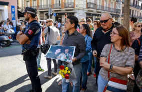 ep varias personas acuden a la sede de la sgae para dar el ultimo adios al cantante camilo sesto