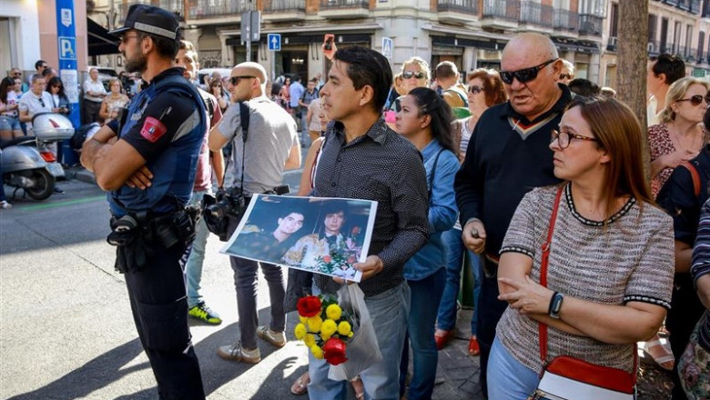 Varias personas acuden a la sede de la SGAE para dar el último adiós al cantante Camilo Sesto, fallecido a los 72 el domingo 8 de septiembre de 2019. | Ricardo Rubio - Europa Press ep varias personas acuden a la sede de la sgae para dar el ultimo adios al cantante camilo sesto