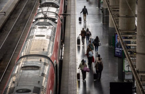 ep varias personas con maletas en la estacion de tren puerta de atocha almudena grandes