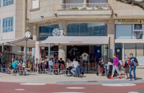 ep varias personas en una terraza de un bar de sanxenxo pontevedra galicia espana