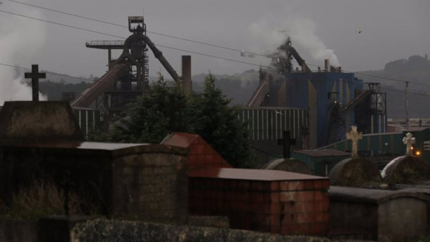 ep vista de la fabrica de acero de arcelormittal en gijon desde el cementerio de poago asturias