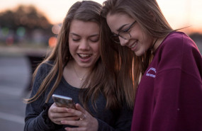 1572516988 adolescentes con un m vil