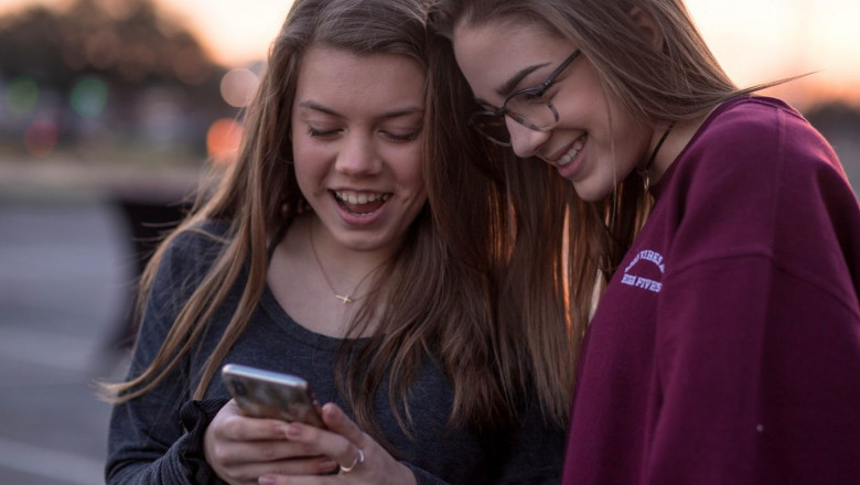 1572516988 adolescentes con un m vil