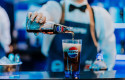 camarero sirviendo pepsi en uno de los eventos de la marca en espaa