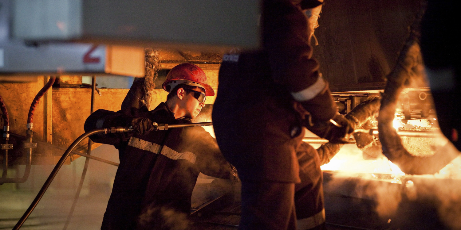 des employes travaillent a l interieur d une machine de coulee continue dans l acierie arcelormittal temirtau a temirtau 20241017101714 