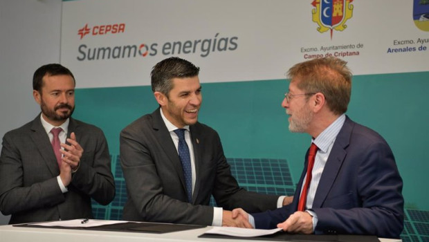ep acto de firma entre la compania cepsa y los municipios de campo de criptana y arenales de san