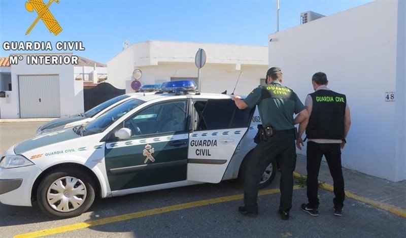 ep agentes y vehiculo de la guardia civil en una imagen de archivo ep agentes y vehiculo de la guardia civil en una imagen de archivo