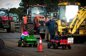 ep agricultores y ganaderos cortan la ap 7 con tractores y rollos de paja el sabado