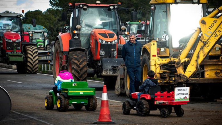 ep agricultores y ganaderos cortan la ap 7 con tractores y rollos de paja el sabado
