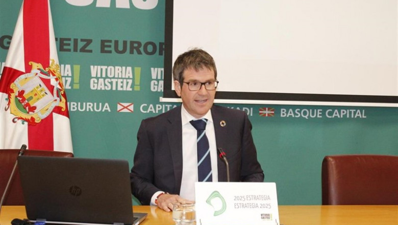 El alcalde de Vitoria, Gorka Urtaran, en una rueda de prensa | AYTO VITORIA - Archivo ep alcaldevitoria gorka urtaran enruedaprensa