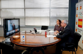 ep alejandro blanco junto a victoria cabezas escuchan a thomas bach en la sede del coe