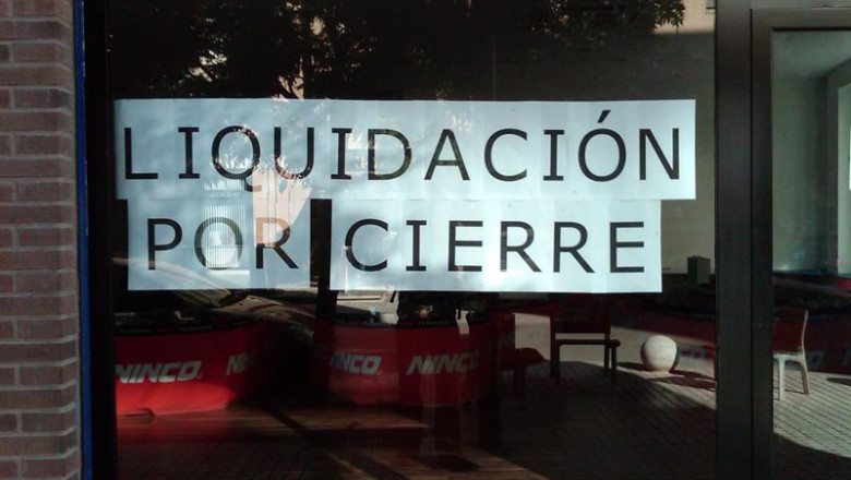 ep archivo cartel de liquidacion por cierre en un negocio ep archivo cartel de liquidacion por cierre en un negocio