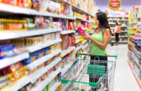 ep archivo   chica comprando en un supermercado