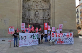 ep archivo   concentracion trabajadoras de hm contra el ere de la compania textil