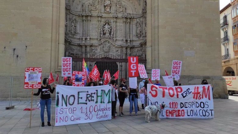 ep archivo   concentracion trabajadoras de hm contra el ere de la compania textil