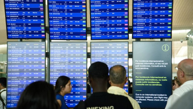 ep archivo   paneles de llegadas y salidas en el aeropuerto de josep tarradellas barcelona   el prat